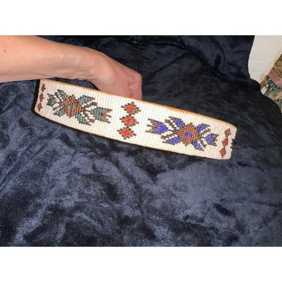 VINTAGE NATIVE GLASS INTRICATELY BEADED BELT ON TOOLED LEATHER - Picture 5 of 9